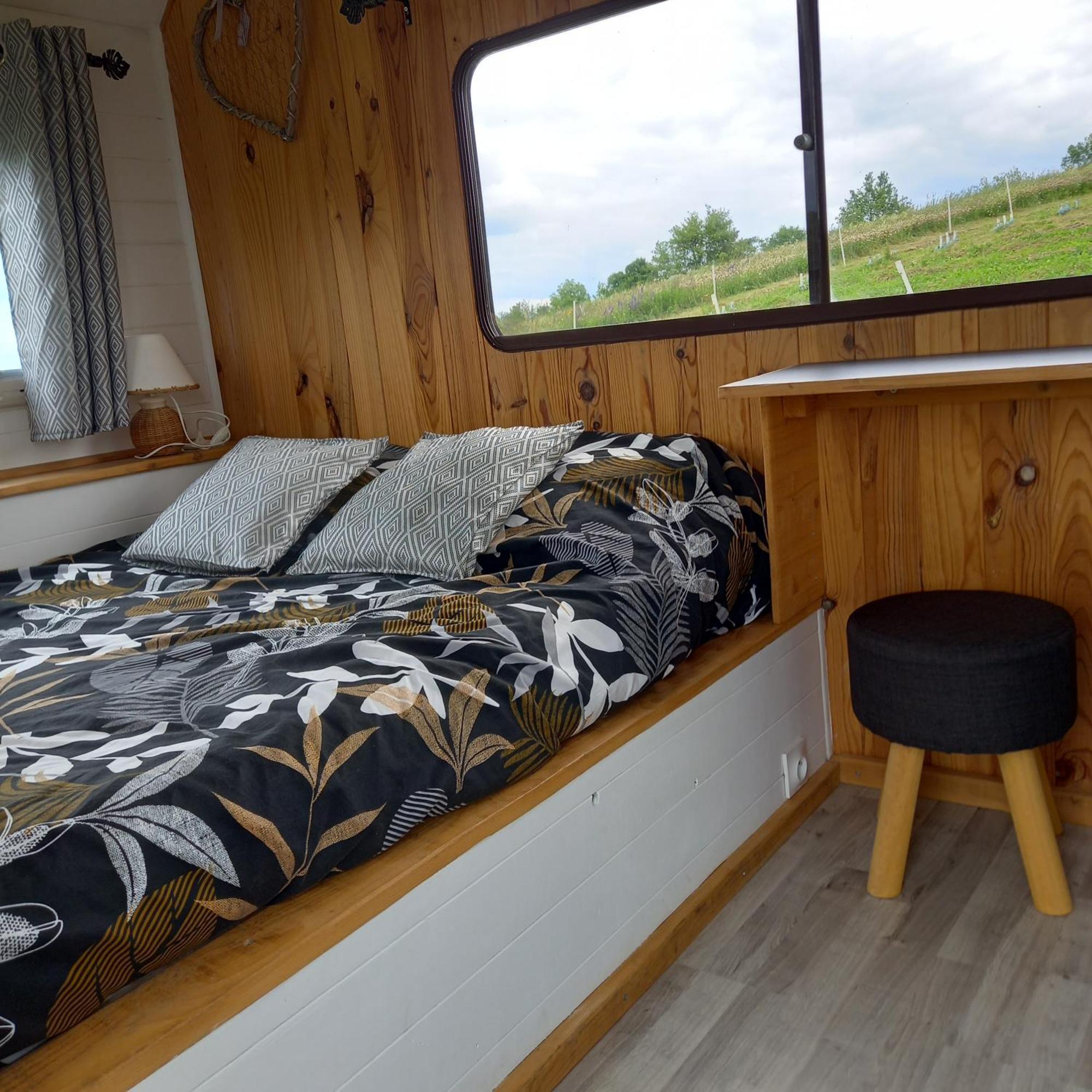 Camping Car Vintage Saint-Barthelemy-le-Plain Eksteriør bilde