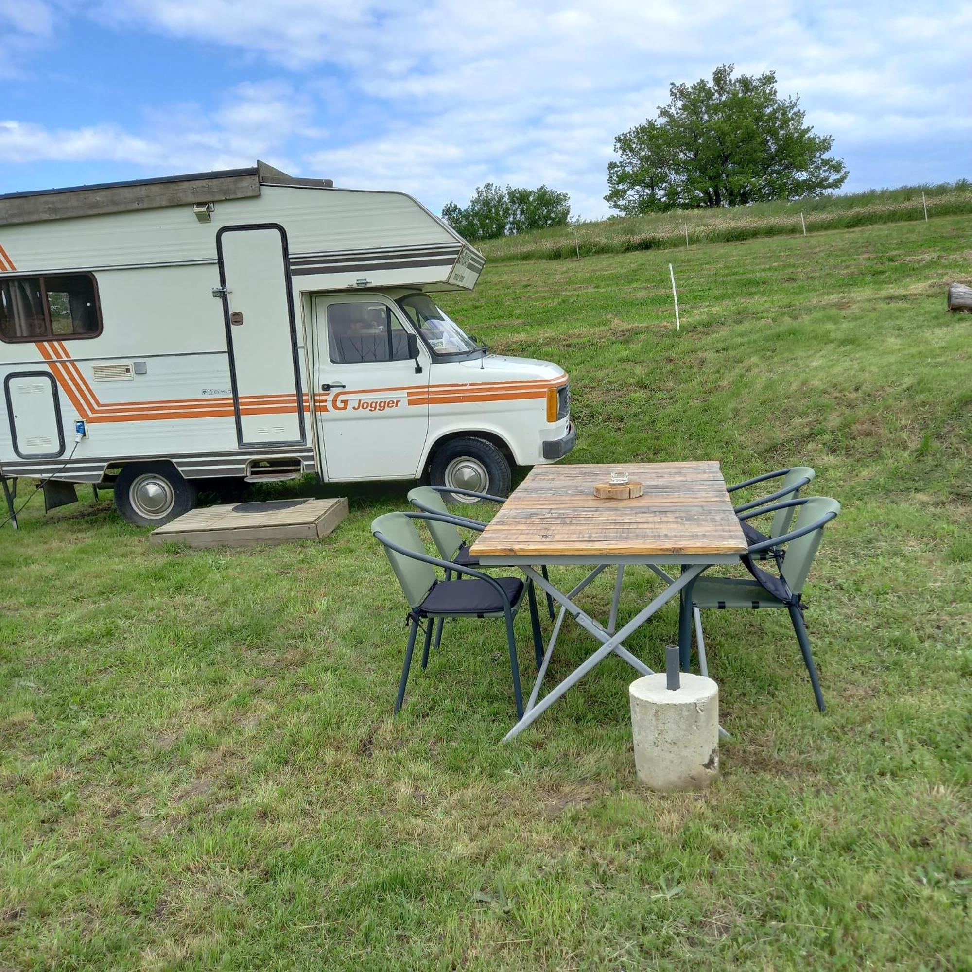 Camping Car Vintage Saint-Barthelemy-le-Plain Eksteriør bilde