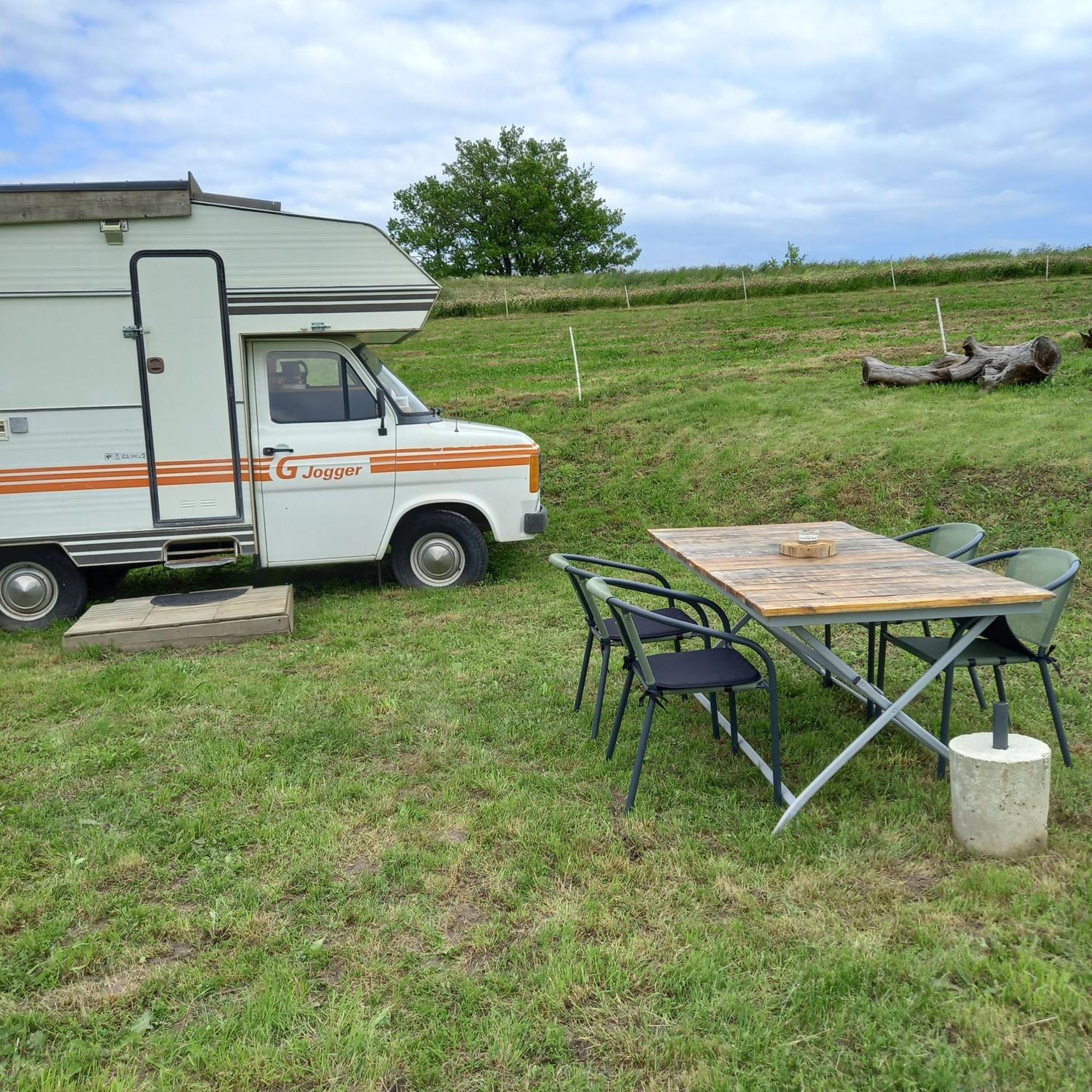 Camping Car Vintage Saint-Barthelemy-le-Plain Eksteriør bilde