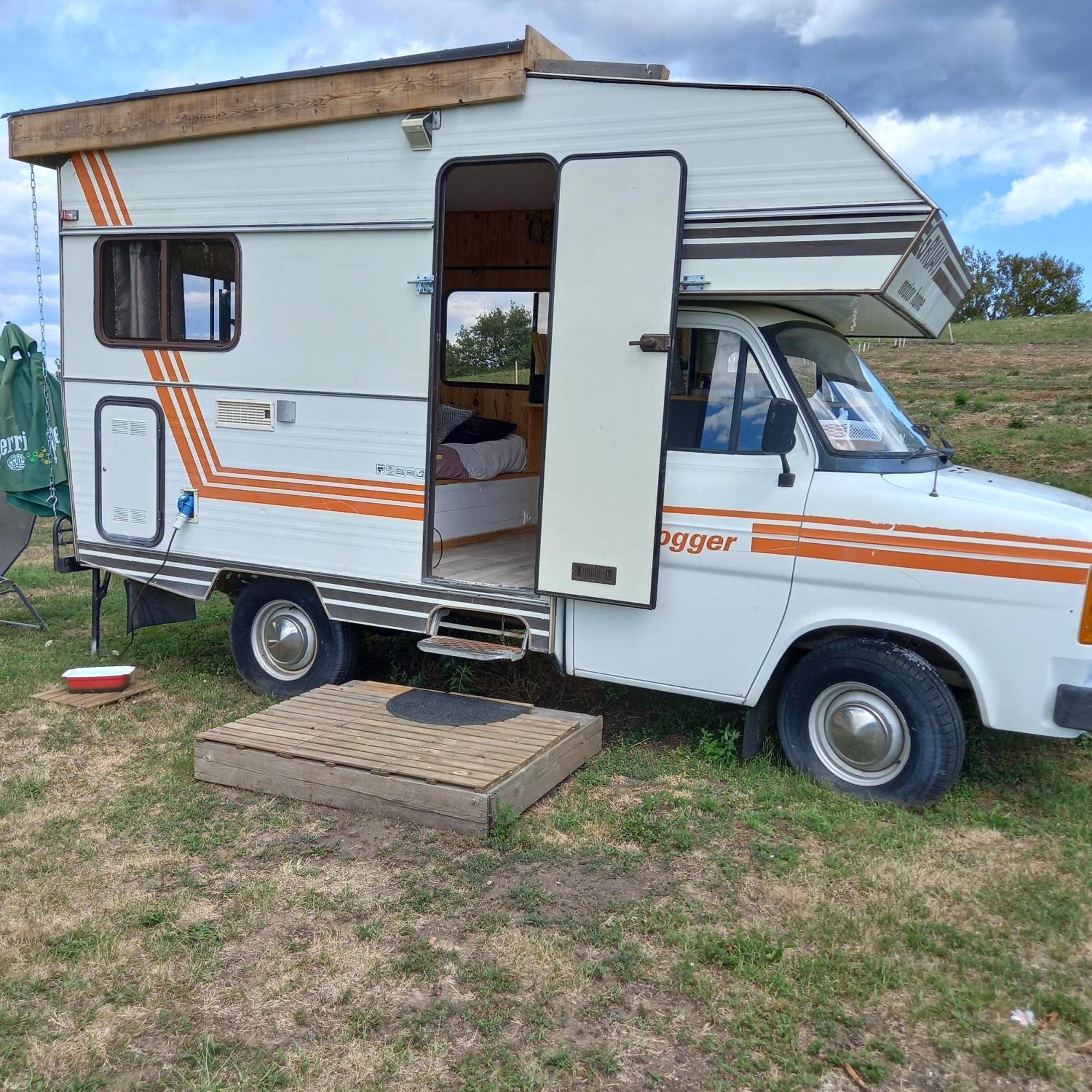 Camping Car Vintage Saint-Barthelemy-le-Plain Eksteriør bilde